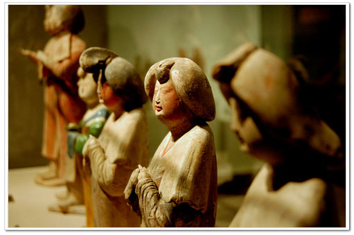Tang Dyansty tri-colored glazed pottery lady figurine