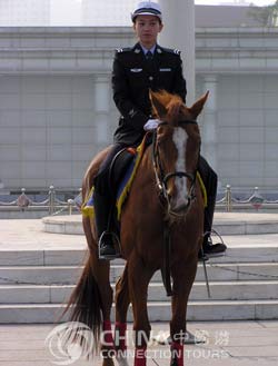 Woman Horse Ranger on Dalian People's Square, Dalian Attractions, Dalian Travel Guide